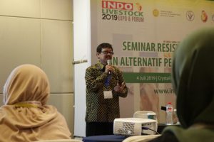 PROF. Dr. Suwarno, drh. M.Si. saat mempresentasikan penelitiannya dalam seminar nasional perunggasan di Indo Livestock 2019 Expo and Forum dengan tajuk Update Resistensi Antimikroba (AMR) dan Alternatifnya di Indonesia pekan lalu. (Foto: Ahmad Herdianto)