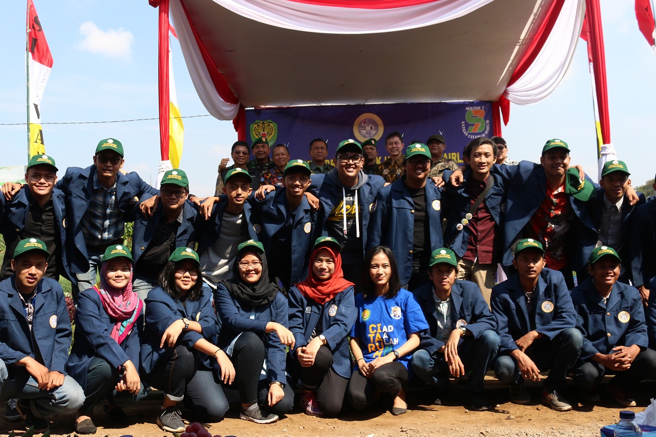 SESI foto bersama seluruh pihak yang terlibat dalam Prognas Citarum Harum seusai pembukaan KKN Citarum Harum Universitas Airlangga pada Kamis (4/7/2019) di Bantaran Sungai Citarum Desa Sukamukti, Kecamatan Bandung, Kabupaten Bandung. (Foto: Feri Fenoria Rifa’i)