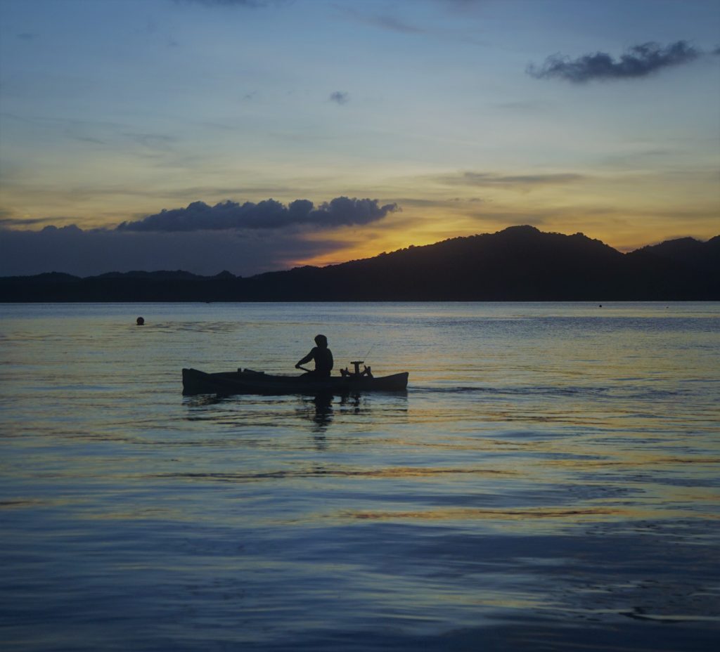 MENDAYUNG Perahu, Nelayan sedang kembali menuju Gili Noko (Foto: Fariz Ilham Rosyidi)