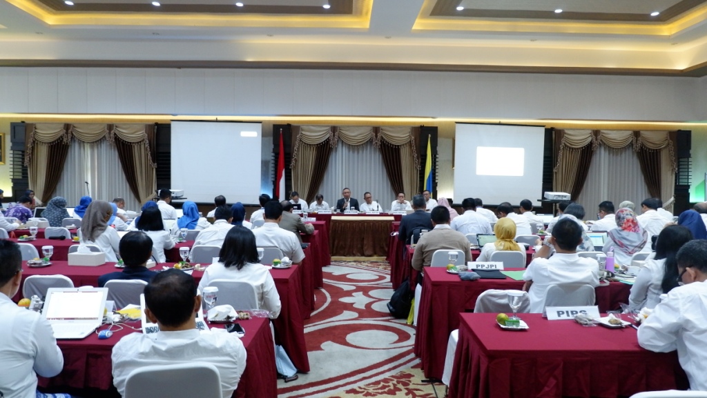 Prof. Nasih leads the Second Quarter Work Meeting. (Photo: Nuri Hermawan)