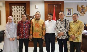 DARI kiri, Kepala Pusat Penelitian dan Pengembangan Stem Cell (P3SC) UNAIR Dr. Purwati dr., Sp.PD.; Wakil Rektor II Dr. Muhammad Madyan, SE., M.Si., M.Fin.; Rektor Prof. Dr. Mohammad Nasih SE., M.T., Ak., CMA.; Kepala Staf Kepresidenan Jenderal TNI (Purn) Moeldoko Wakil Rektor I Prof. dr., Djoko Santoso Ph.D., K-GH., FINASIM.; dan Sekretaris UNAIR Drs. Koko Srimulyo, M.Si. seusai melakukan audiensi pemaparan penelitian stem cell UNAIR di Bina Graha, Jakarta, pada Rabu (10/7/2019) (Foto: Istimewa)