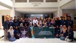 C. SESI foto bersama mahasiswa D3 Fisioterapi dengan pegawai di Balai Rehabilitasi Terpadu Penyandang Disabilitas (BRTPD) Bantul di selama kegiatan EQUINA pada Rabu 10 Juli 2019. (Foto: Istimewa)