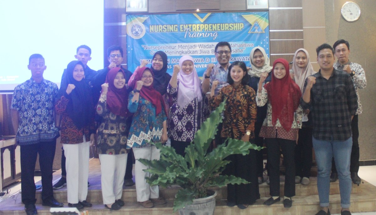 SESI foto bersama Ns. Dhian Restika Perbani, S. Kep., dan Ali Sairozi, SKM., S. Kep., Ns., M.Kes., selaku pembina Hima D3 Keperawatan UNAIR bersama peserta di acara Nurshing Enterpreuneur Training pada 16 Juli2019. (Foto : Istimewa)