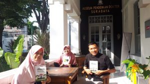 DARI kiri, Rosda Rodhiyana, Nur Sophia Matin, dan M. Abdurrahman Rasyid saat menunjukkan kumpulan tulisan karya beberapa mahasiswa dari Fakultas Kedokteran (FK) Universitas Airlangga. (Foto: Istimewa)
