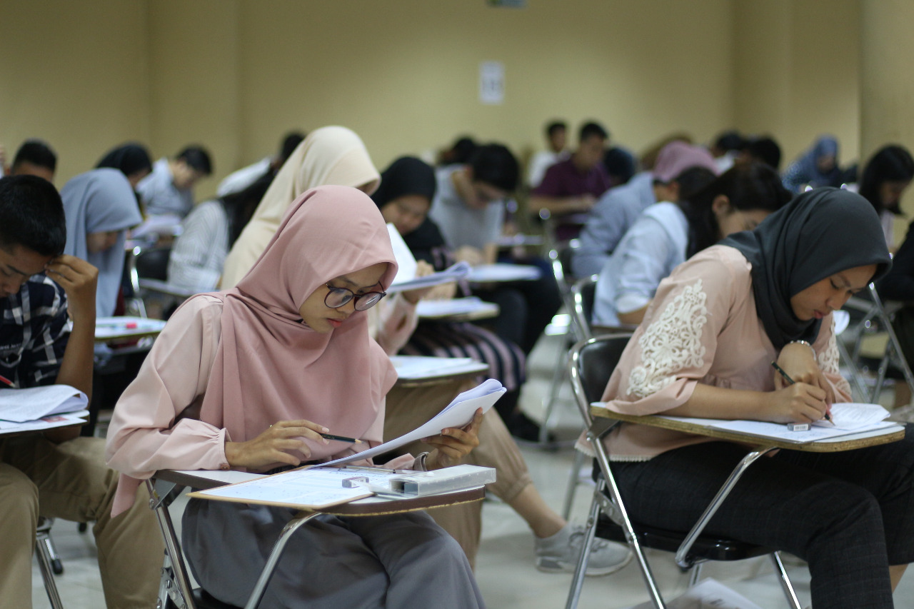 SEJUMLAH siswa SMA mengikuti tes tulis Mandiri Jalur Masuk UNAIR di Airlangga Convention Center (ACC) Kampus C pada Minggu (30/6/2019). (Foto: Istimewa)