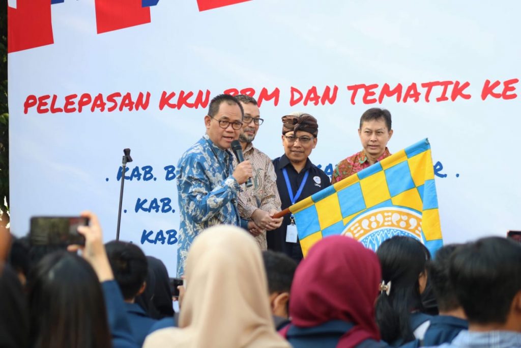 DARI kiri, Wakil Rektor I UNAIR Prof. Dr. Djoko Santoso, Ph.D., K-GH., FINASIM.; Wakil Rektor III Prof., Ir. MOCH AMIN ALAMSJAH M.Si., Ph.D.; Ketua Lembaga Pengabdian dan Pengembangan Masyarakat (LPPM) Dr. Eko Supeno drs., M.Si.; dan Direktur Pendidikan Prof. Dr. Bambang Sektiari Lukiswanto Dea, Drh., dalam pelepasan mahasiswa KKN di Airlangga Convention Center (ACC) Kampus C UNAIR, Selasa (3/7/2019). (Foto: Agus Irwanto)