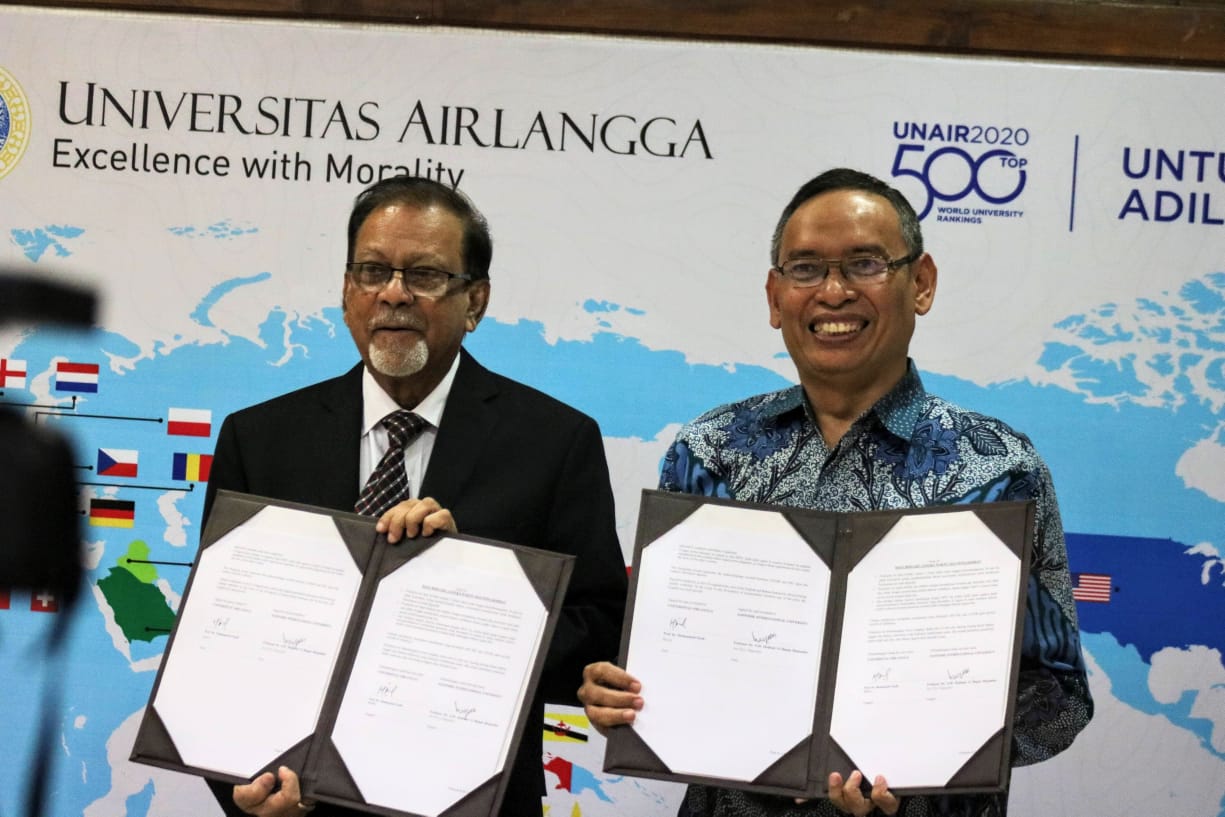 FROM THE LEFT, Professor Dr. S.M. Mahbub UI Haque Majumder, Pro Vice-Chancellor of Daffodil International University and UNAIR Rector Prof. Dr. Mohammad Nasih, SE., MT., Ak., CMA., after signing the MoU on the 4th Floor Hall, UNAIR Management Office. (Photo: Agus Irwanto)