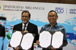 DARI kiri, Professor Dr. S.M. Mahbub UI Haque Majumder, Pro Vice-Chancellor of Daffodil International University dan Rektor UNAIR Prof. Dr. Mohammad Nasih, SE., MT., Ak., CMA., seusai menandatangai MoU di Hall Lantai 4, Kantor Manajemen UNAIR. (Foto: Agus Irwanto)