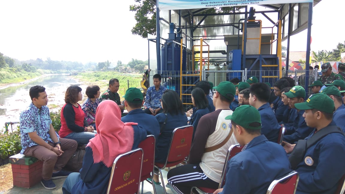 TIGA dari kiri, Dra. Tania Ardiani Saleh, MS, PA(K) selaku koordinator dosen pendamping KKN di Kabupaten Bandung bersama Kolonel Kavaleri Purwadi dalam pembekalan mahasiswa KKN UNAIR di pingir Sungai Kali Citarum, Rabu (3/7/2019). (Foto: Istimewa)