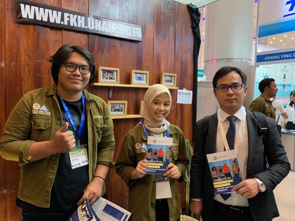 DUA Mahasiswa Fakultas Kedokteran Hewan (FKH) UNAIR bersama seorang pengunjung dalam Indo Livestock 2019 Expo and Forum di Grand City Convex, Surabaya. (Foto: Istimewa)