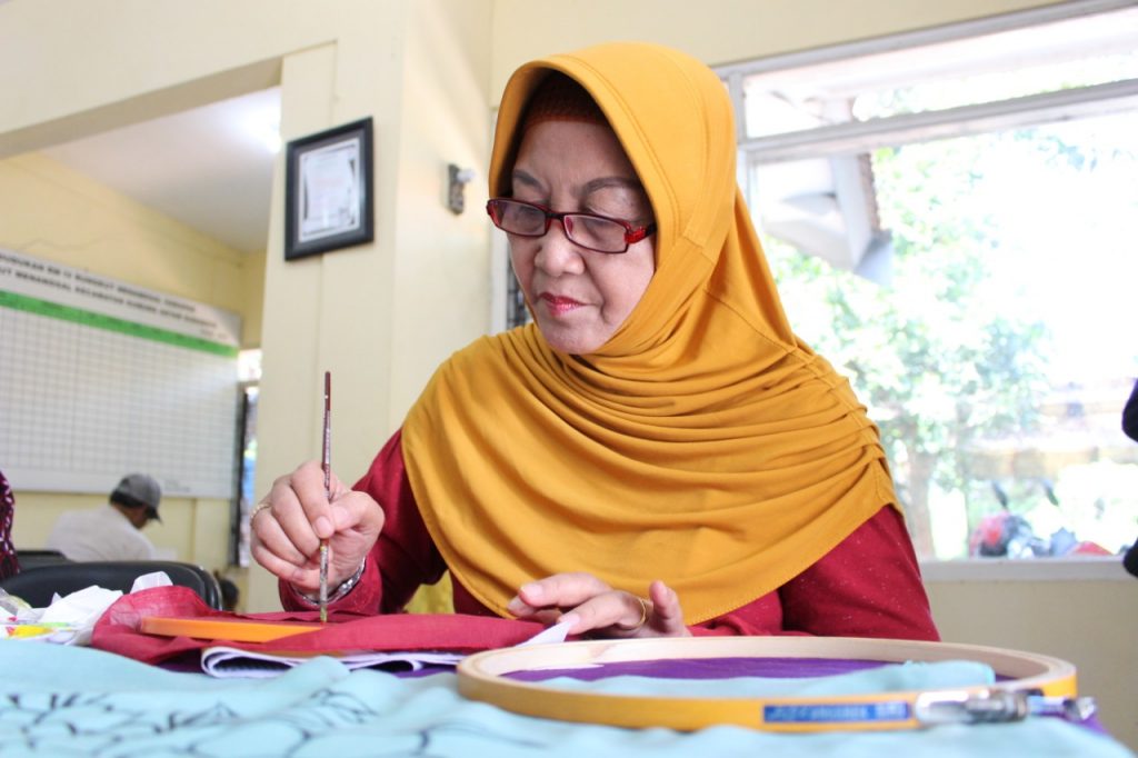 ANGGOTA Lansia Sejahtera ketika melaksanakan kegiatan melukis pada kerudung. (Foto: Istimewa)