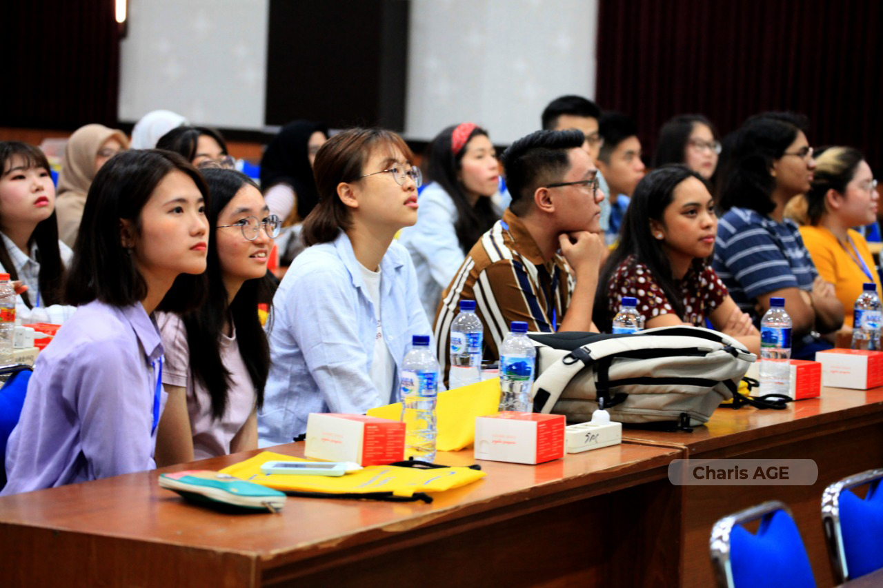 SEJUMLAH peserta Internasional Asia Undergraduate Summit (AUS) 2019 menyimak penampilan tari Saman dalam acara pembukaan pada Selasa (9/7/2019) di Ruang Kahuripan 300, Kantor Manajemen UNAIR.