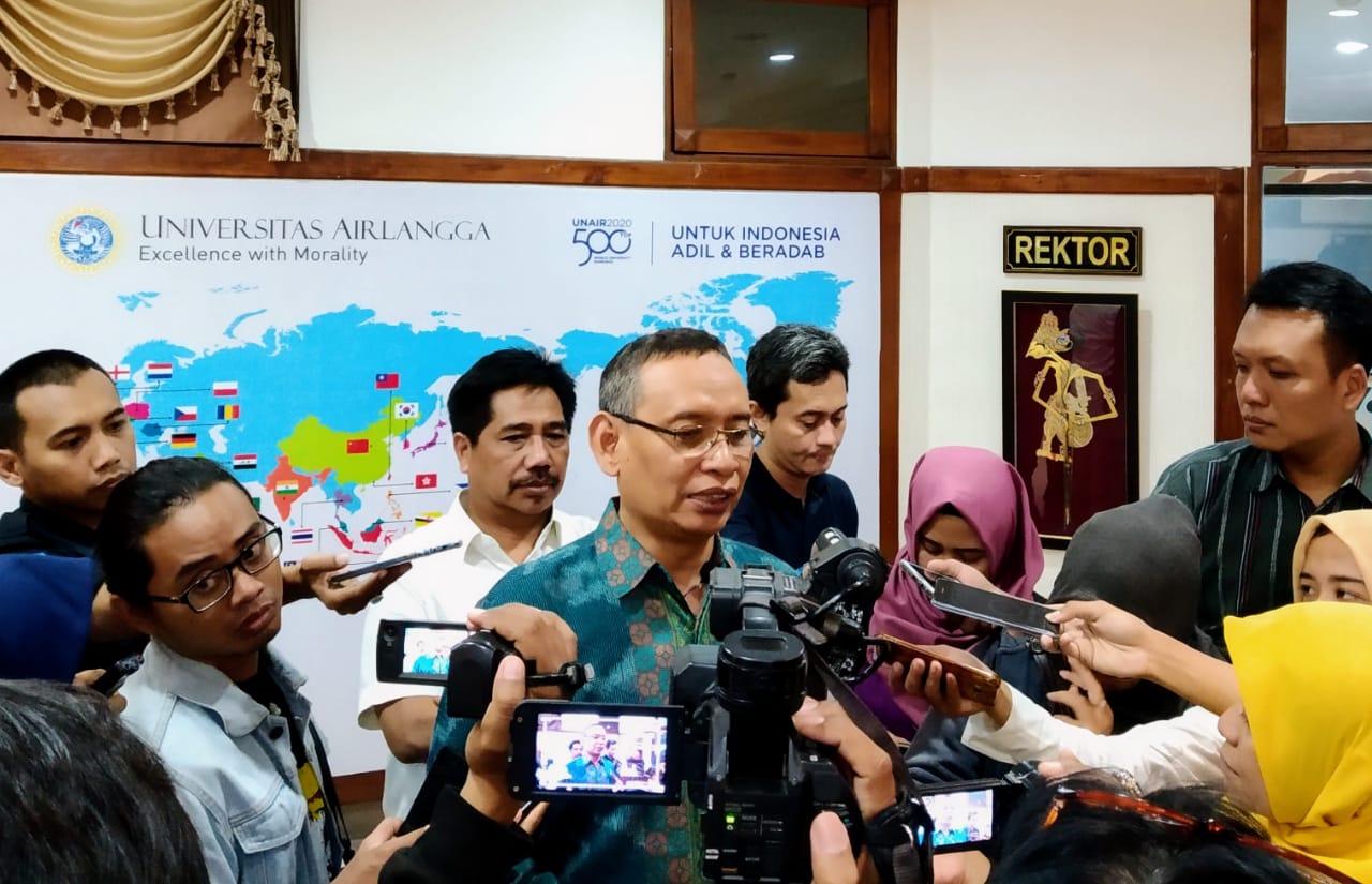 REKTOR Universitas Airlangga Prof. Dr. Mohammad Nasih, SE., MT., Ak., CMA., melakukan konferensi pers pada Selasa sore (9/7/2019) di Hall, Lantai 4, Kantor Manajemen Kampus C UNAIR, terkait pengumuman SBMPTN 2019. (Foto: Agus Irwanto)