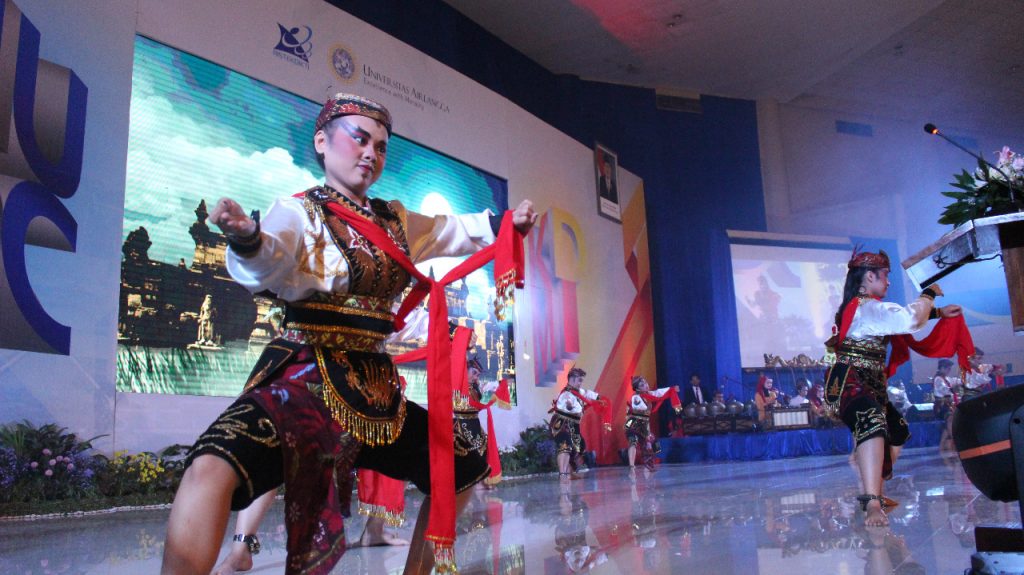 PENAMPILAN Tari Remo Massal pada upacara pembukaan NUDC dan KDMI 2019 di Airlangga Convention Center pada 15 Juli 2019 oleh UKTK UNAIR. (Foto: M. Alifauzan)