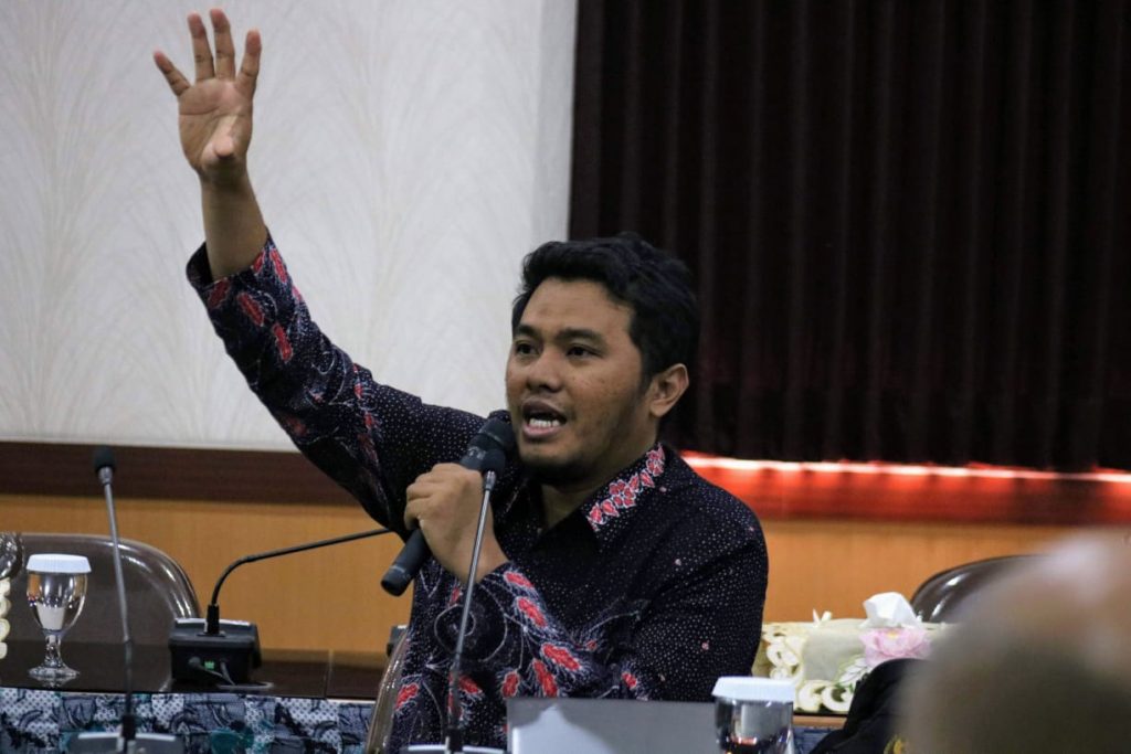 WAKIL Dekan Fakultas Hukum (FH) Universitas Airlangga Dr Radian, S.H., LL.M., mengusulkan sejumlah mekanisme dalam menentukan anggota BPK (Badan Pemeriksa Keuangan) dalam Kunjungan Kerja Spesifik Komisi XI DPR RI di Ruang Kahuripan 301, Kantor Manajemen Kampus C, Selasa pagi (16/7/2019). (Foto: Agus Irwanto)