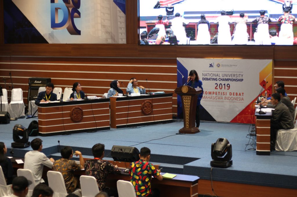 ONE of the participant when delivering ideas in English debate competition at Garuda Mukti Hall Campus C UNAIR. (Photo: Erika Eight Novanty)