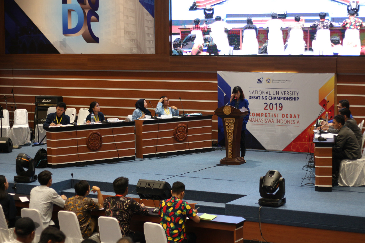SALAH satu peserta saat menyampaikan gagasan dalam kompetisi debat bahasa Inggris di Aula Garuda Mukti Kampus C UNAIR. (Foto: Erika Eight Novanty)