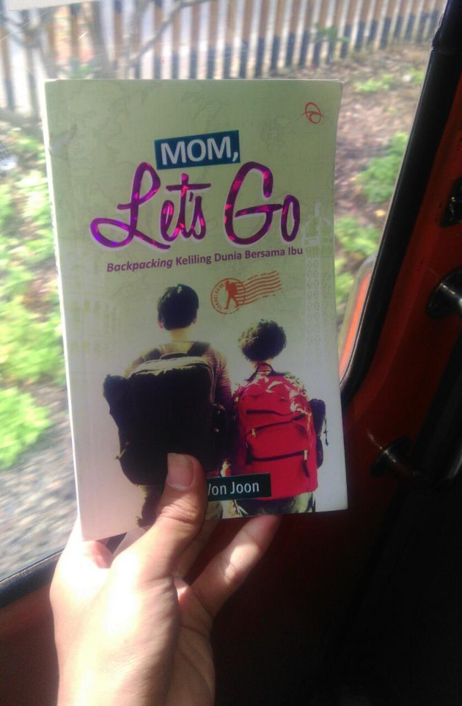 SAMPUL Buku “Mom, Let’s Go” karya Tae Won Joon yang mengisahkan perjalanan bersama ibunya mengelilingi dunia selama 300 hari (Foto: Fariz Ilham Rosyidi)