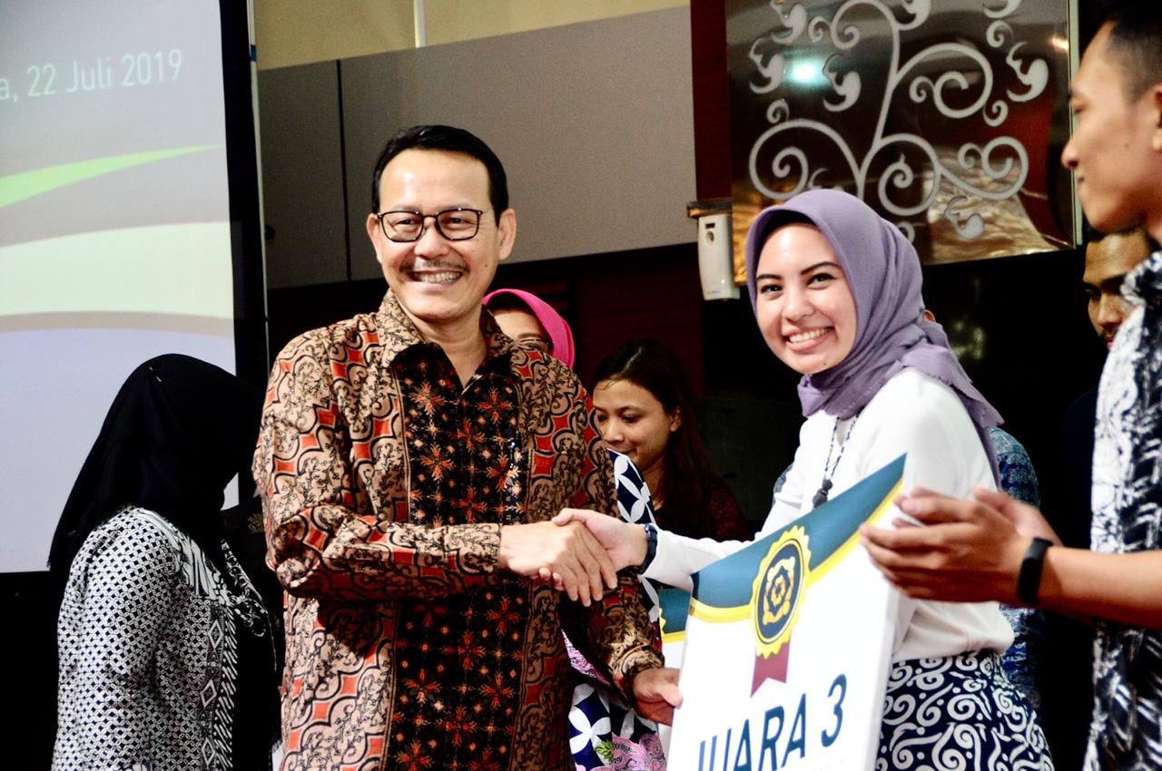 Dr NIKEN Sasadhara saat menerima penghargaan seusai menjadi juara III Lomba Vlog bertema ”Pelayanan di Fasilitas Kesehatan Zaman Now” oleh BPJS pada Senin (22/7/2019). (Foto: Istimewa)