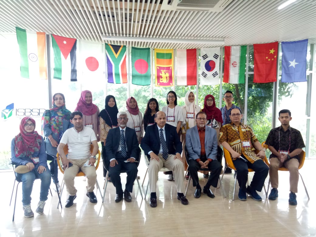 SEKRETARIS Puspas, Dr. Wisudanto SE., MM, CFP, ASPM (kanan, kedua dari bawah) mendampingi enam mahasiswa Universitas Airlangga (UNAIR) dalam kegiatan International Social Business Summer Program (ISBSP) di Daffodil International University, Dhaka, Bangladesh. (Foto: Dok. Pribadi)