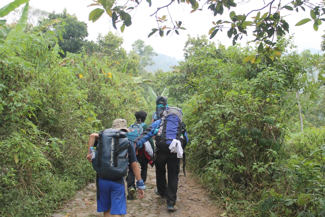 MAHASISWA UNAIR yang terdiri dari Aham, Qosim, Samsul, dan Frisca ketika mendaki Gunung Welirang. (Foto: Fariz Ilham Rosyidi)