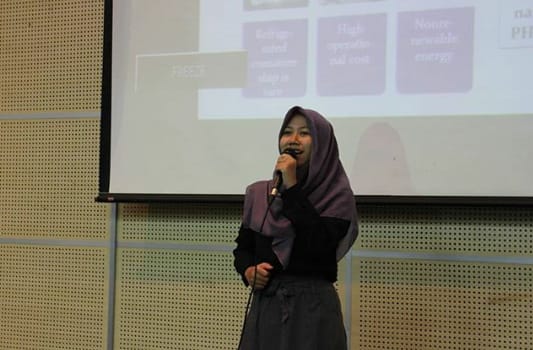 BELINDHA Ayu Ardhani Nur Aidatuzzahro saat presentasi dalam Malaysia Speaking Mind Competition (3/8/19) di Universiti Teknologi Mara (UiTM) Negeri Sembilan, Malaysia. (Foto: Istimewa)