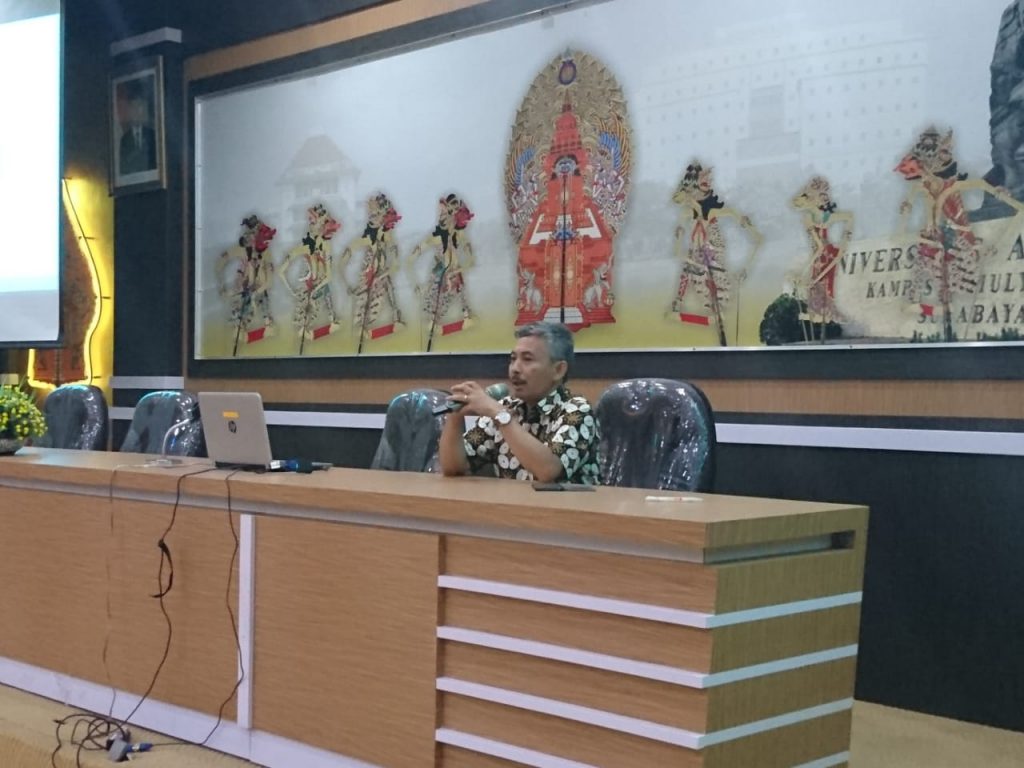 Dr. Suryadi, MA speaks to students at the seminar, "Career Challenges and Opportunities in the Netherlands" Monday, August 19, 2019, in Parlinah Hall of Campus B. Library (Photo: By courtesy)