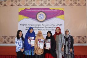 TIM pengabdian masyarakat FPsi UNAIR bersama perwakilan guru PAUD. (Foto: Istimewa)