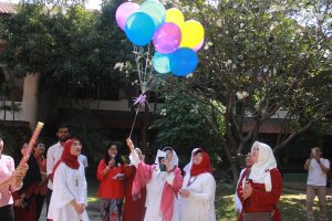 PELEPASAN balon oleh Prof. Dr. Tri Martiana dr., M.S. sebagai tanda dibuka HUT FKM UNAIR ke 26. (Foto: Istimewa)
