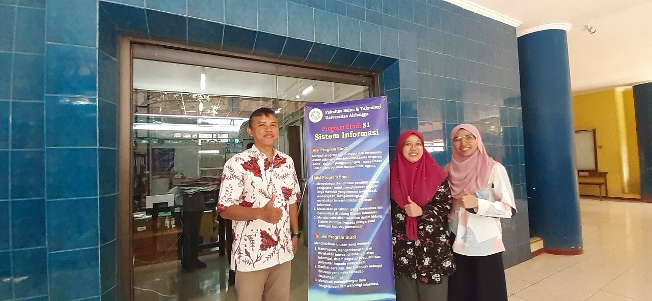 Dr. Hendra (kiri) bersama Dr. Lily (tengah) dan bu Umi Najiah (kanan) perwakilan dari MSU pada (30/7/19) di depan ruang kaprodi S1 SI UNAIR. (Foto: Istimewa)