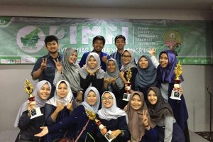 TIM Fakultas Farmasi UNAIR berfoto bersama usai berhasil meraih empat juara di PIMFI 2019yang digelar pada 19 Agustus hingga 26 Agustus 2019. (Foto: Istimewa)