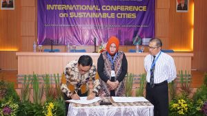 PENANDATANGANAN Memorandum of Understanding (MoU) antara Sekolah Pascasarjana Universitas Airlangga yang diwakili Prof. Dr. Hj. Sri Iswati, SE., M.Si., Ak., CA., CMA (tengah) dengan Bupati Pamekasan, Badrut Tamam (kiri) dan rektor Universitas Citra Bangsa (kanan). (Foto: Hinterhov)