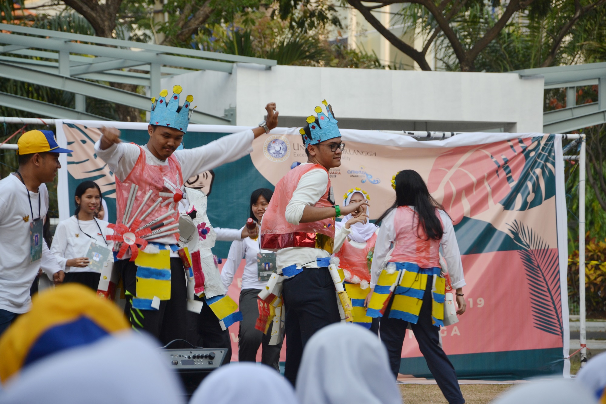PESERTA PPKMB UNAIR ketika mempresentasikan baju berbahan plastik di Halaman Fakultas Sains dan Teknologi UNAIR pada gelaran Festival Adiraga (5/8/2019). (Foto : Erika Eight Novanty)