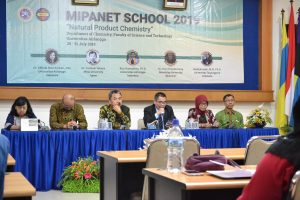 3. PEMBUKAAN MIPAnet School 2019 oleh Dekan FST UNAIR bersama Sekretaris Eksekutif MIPAnet beserta pemateri (29/7/19). (Foto: Istimewa)