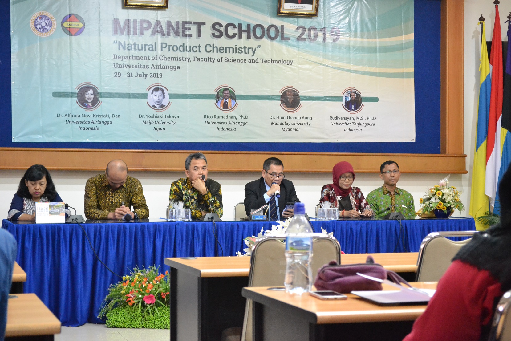 3. PEMBUKAAN MIPAnet School 2019 oleh Dekan FST UNAIR bersama Sekretaris Eksekutif MIPAnet beserta pemateri (29/7/19). (Foto: Istimewa)