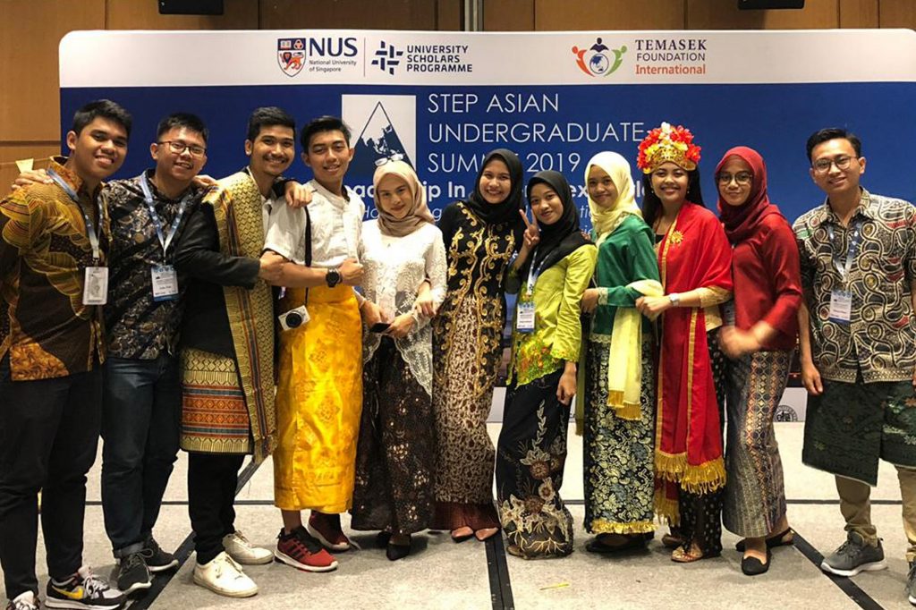 Third from the left, Hasian AD Nasution (in black traditional dress), Luthfya Laras Senja (in white kebaya), Brillian Raras Sakapuspa (in black kebaya), and Madya Sri Agustina (in red kebaya) with some delegates from Universitas Airlangga at STEP Asian Undergraduate Summit (AUS) 2019 at National University of Singapore. (Photo: By courtesy)