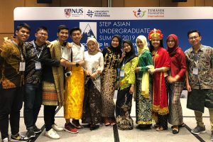 DUA dari kiri, Hasian A.D. Nasution (baju adat hitam), Luthfya Laras Senja (kebaya putih), Brillian Raras Sakapuspa (kebaya hitam), dan Madya Sri Agustina (kebaya merah) bersama sebagian delegasi Universitas Airlangga saat mengikuti STEP Asian Undergraduate Summit (AUS) 2019 di National University of Singapore. (Foto: Istimewa)