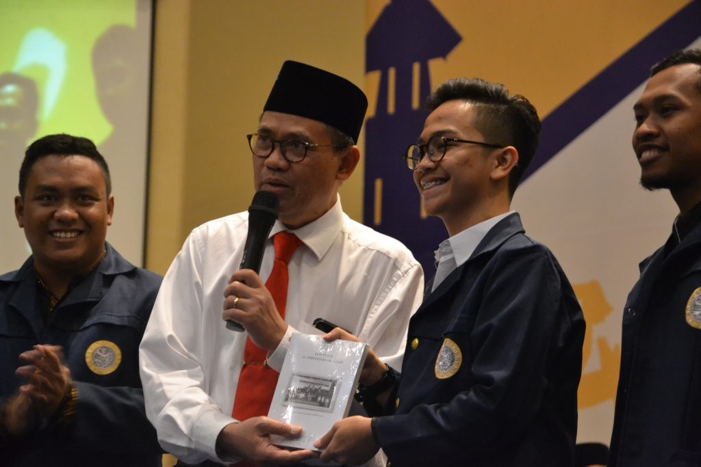 2. PROF. Djoko Santoso, dr.,Ph.D., Sp.PD.,K-GH., FINASIM bersama Presiden BEM dan wakil Presiden BEM beserta panitia AMERTA 2019 dilaunchingnya buku sejarah BEM UNAIR pada Sabtu (17/8/19) bertempat di Airlangga Convention Center UNAIR Kampus C. (Foto: Asthesia Dhea C.)