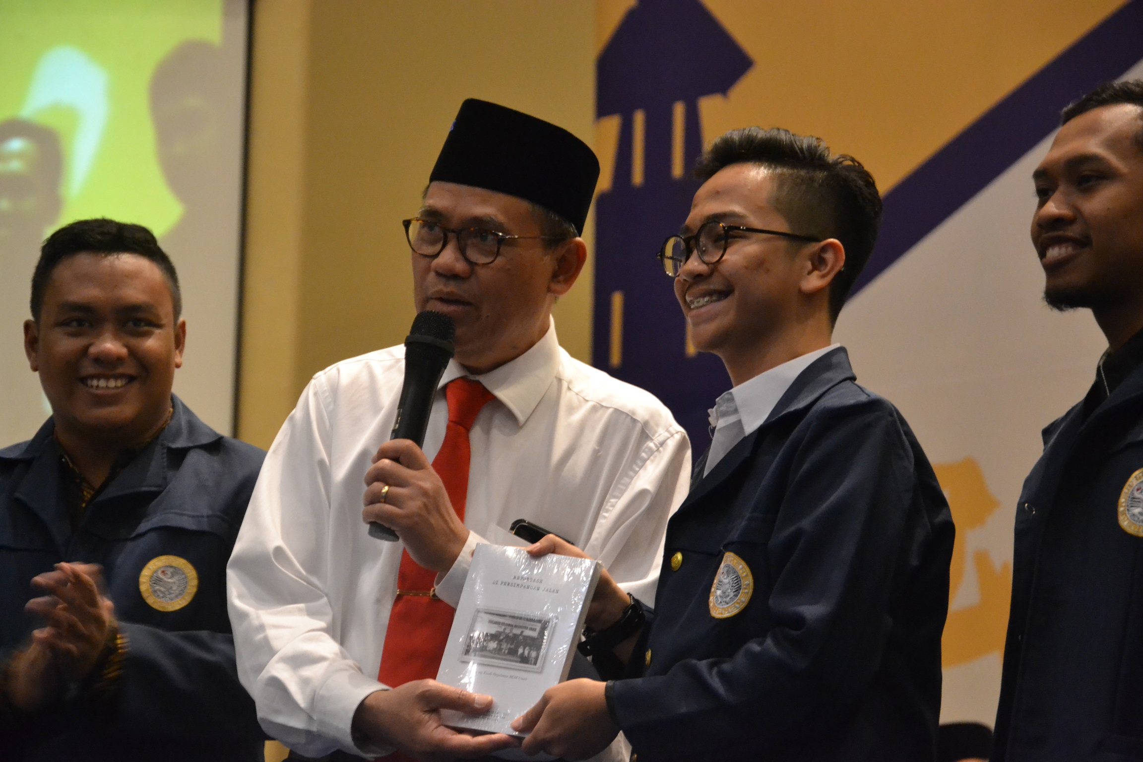 2. PROF. Djoko Santoso, dr.,Ph.D., Sp.PD.,K-GH., FINASIM bersama Presiden BEM dan wakil Presiden BEM beserta panitia AMERTA 2019 dilaunchingnya buku sejarah BEM UNAIR pada Sabtu (17/8/19) bertempat di Airlangga Convention Center UNAIR Kampus C. (Foto: Asthesia Dhea C.)