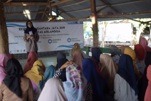 TIM Ekspedisi Nusantara Jaya Universitas Airlangga 2019 ketika penyuluhan Kanker Payudara di Baruga Lalole. (Foto: Istimewa)