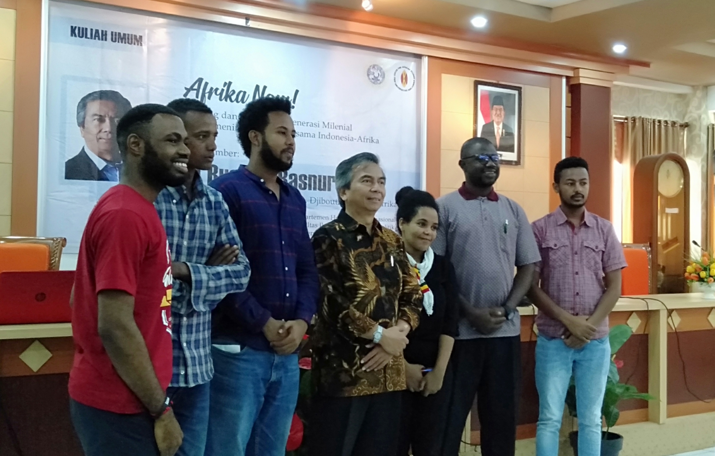 H.E. Al Busyra Basnur bersama mahasiswa Universitas Airlangga serta Institut Teknologi Sepuluh November (ITS) asal Afrika dan Ethiopia (29/8/19). (Foto: Intang Arifia)