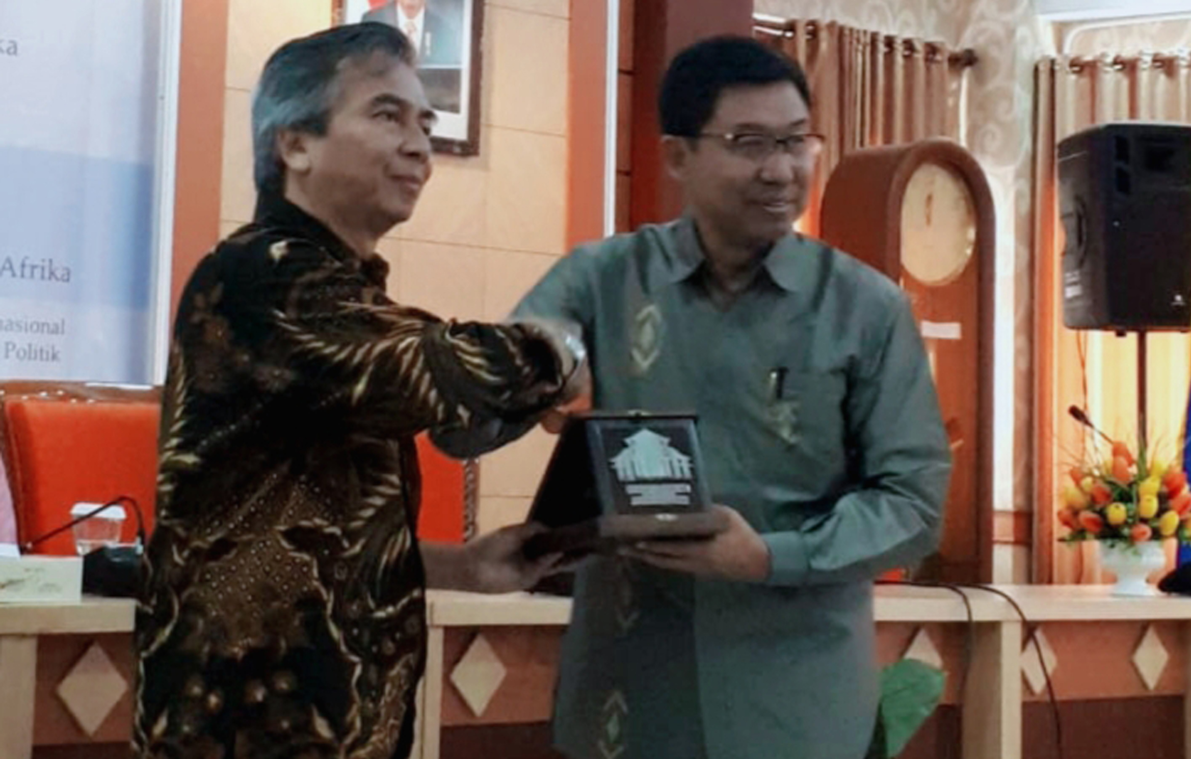 H.E. Al Busyra Basnur (kiri) saat menerima plakat dari Dekan Fisip (kanan) Universitas Airlangga pada Kamis (29/8/19). (Foto: Intang Arifia)