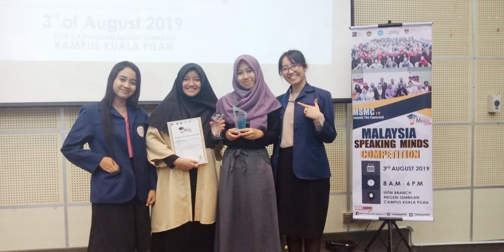 NUR Aidatuzzahro, dua dari kiri dalam ajang Malaysia Speaking Mind Competition (3/8/19) di Universiti Teknologi Mara (UiTM) Negeri Sembilan, Malaysia. (Foto: Istimewa)