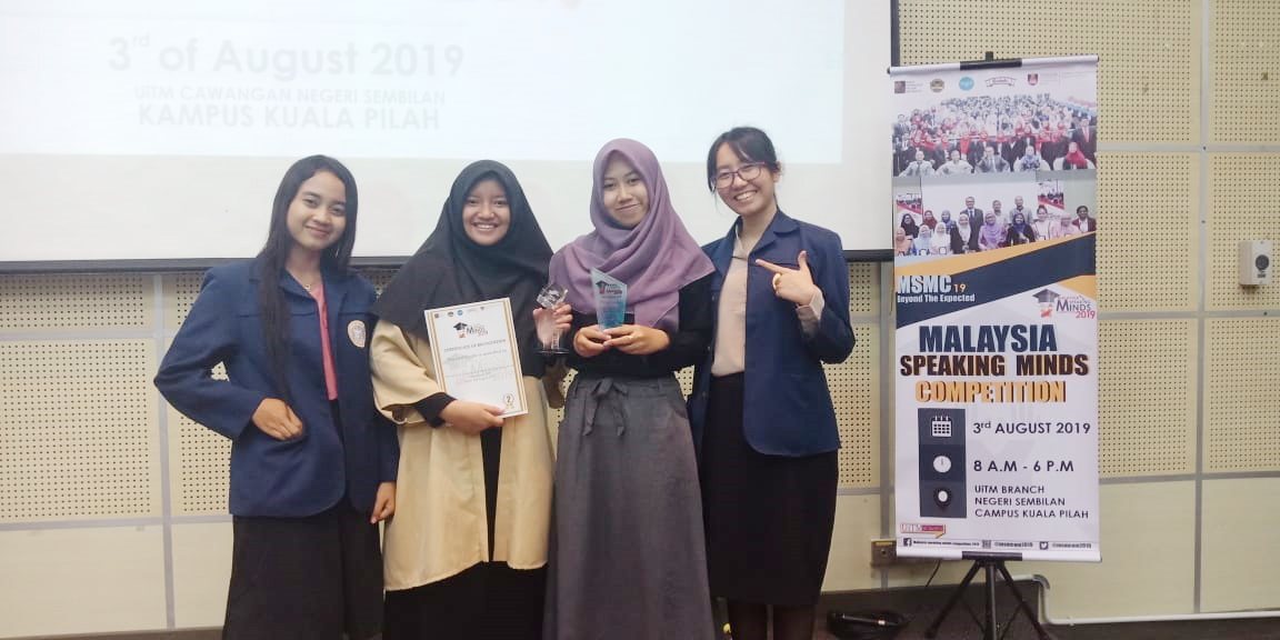 NUR Aidatuzzahro, dua dari kiri dalam ajang Malaysia Speaking Mind Competition (3/8/19) di Universiti Teknologi Mara (UiTM) Negeri Sembilan, Malaysia. (Foto: Istimewa)