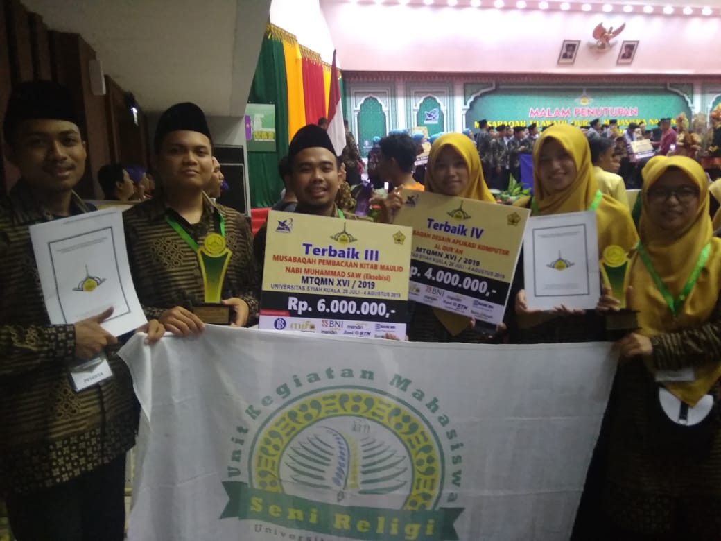 TIM MTQM Universitas Airlangga seusai menerima piagam penghargaan dalam penutupan MTQM (Musabaqah Tilawatil Quran Mahasiswa) Nasional Ke-XVI 2019 pada Sabtu (3/8/2019) di Gedung Dayan Dawood Universitas Syiah Kuala (UNSYIAH). (Foto: Istimewa)