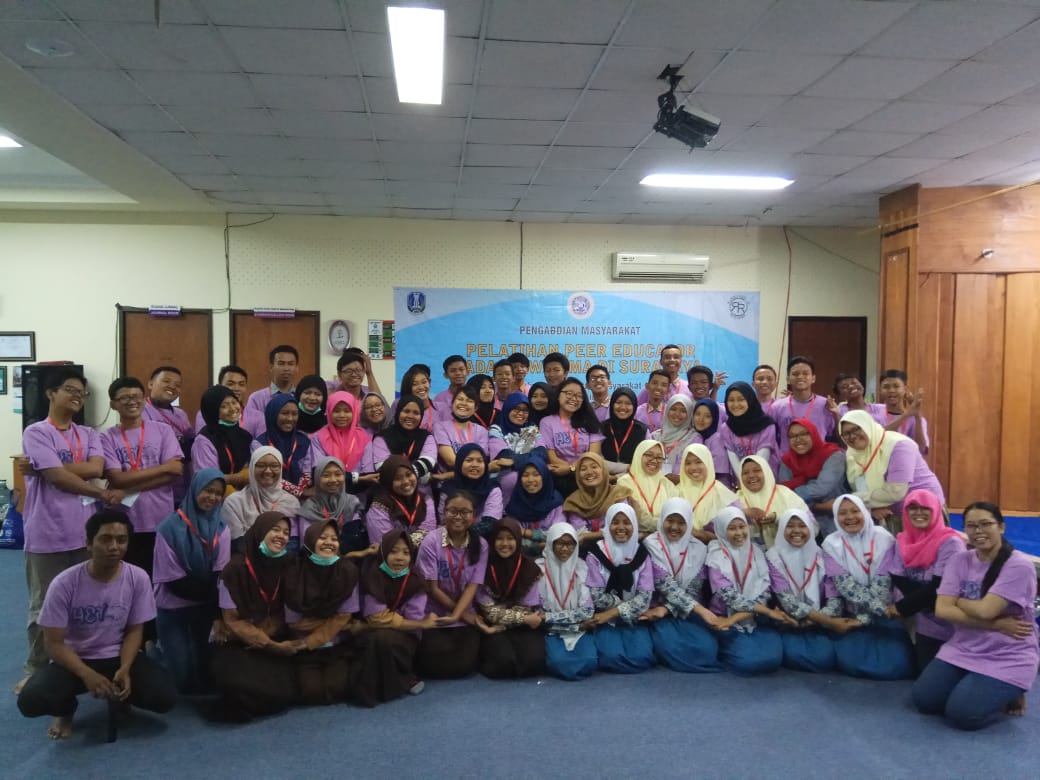 PARTICIPANTS of Peer Educator training with the Komunitas Rumah Remaja (Youth House Community and representatives of the community service team from Department of Health Promotion and Behavioral Sciences (PKIP) Faculty of Public Health (FKM) Universitas Airlangga, Muthmainnah., S.KM., M.Kes.,. (Photo: By courtesy)