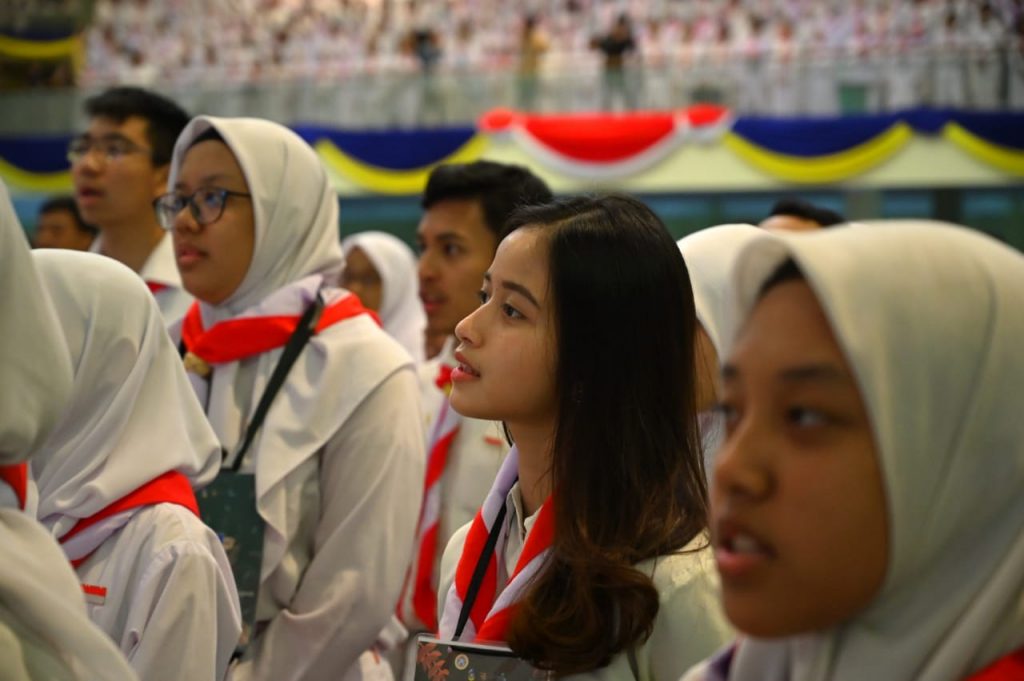 SALAH seorang mahasiswa baru mengikuti penutupan PKKMB bertajuk Abhiseka pada di Airlangga Convention Center, Kampus C UNAIR. (Foto: Istimewa)