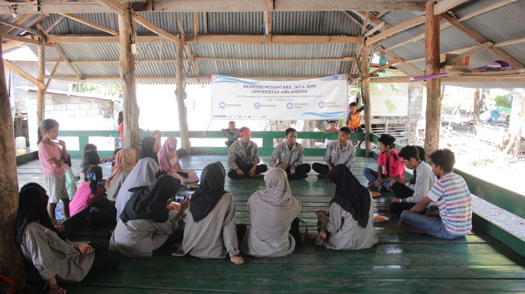 SESI diskusi bersama antara tim ENJ dan pemuda desa Lawakamo menganai desa Ekowisata. (Foto: Istimewa)