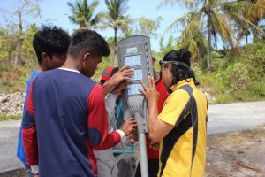 KETIKA pemasangan panel surya tim ENJ UNAIR bersama dengan pemuda desa di Dermaga Lagila. (Foto : Istimewa)