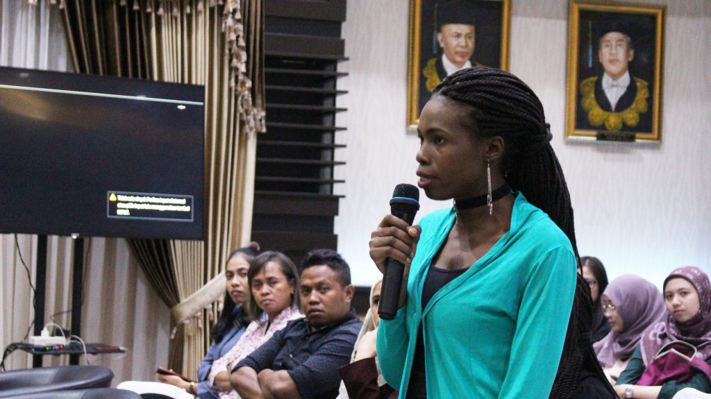 SALAH seorang mahasiswa dari luar negeri menyampaikan aspirasi dalam acara bertajuk Lunch with International Students pada Jumat (23/8/19) di Aula Amerta, Lantai 4, Kantor Manajemen Kampus C Universitas Airlangga. (Foto: M. Ali Fauzan)